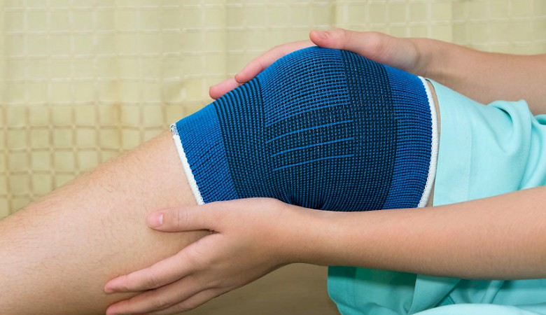Foto mit einer Person die eine Kniebandage trägt